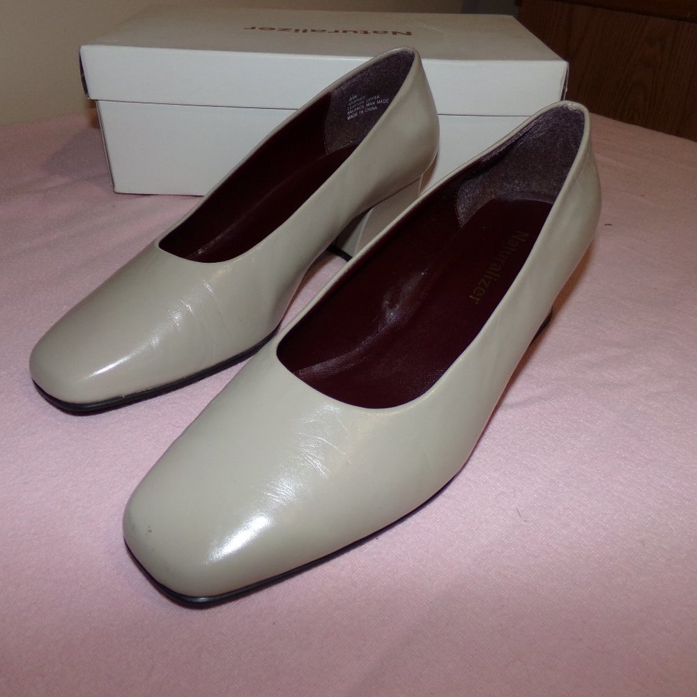 Naturalizer Shoes / Pumps, Low Heel, Size 8W